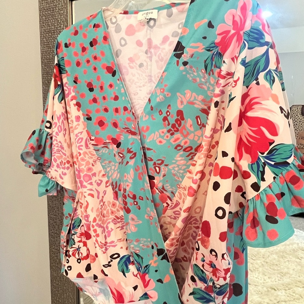 Umgee top size Medium M floral